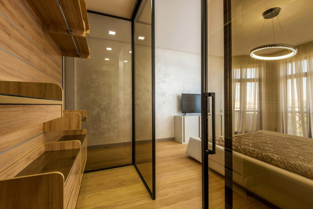 Ndarëse Hapësirash me Vetrate